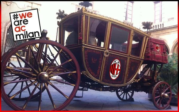 Sốc: Quá nghèo, AC Milan bán cả… xe bus của CLB ảnh 2