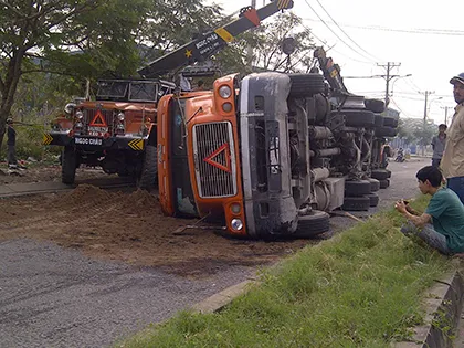 Xe container lật trong khu công nghiệp ảnh 1