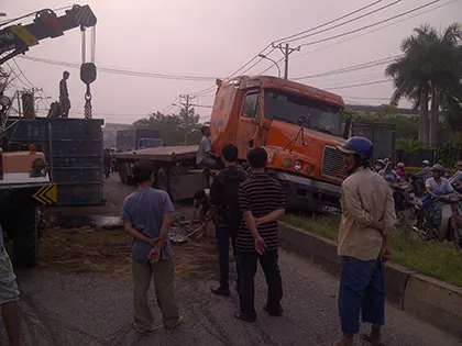 Xe container lật trong khu công nghiệp ảnh 2