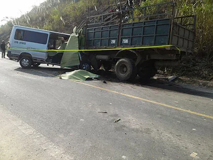 Đã có 9 người chết trong vụ tai nạn kinh hoàng ở Thanh Hóa ảnh 3 Đã có 9 người chết trong vụ tai nạn kinh hoàng ở Thanh Hóa ảnh 3