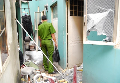 Căn phòng trọ bốc cháy cùng thanh niên với dây điện quấn quanh cổ ảnh 1