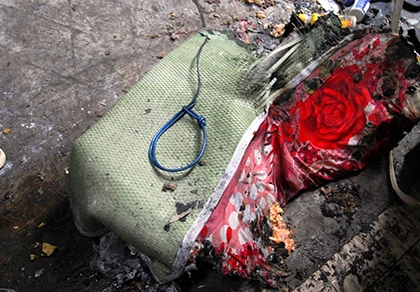 Căn phòng trọ bốc cháy cùng thanh niên với dây điện quấn quanh cổ ảnh 2