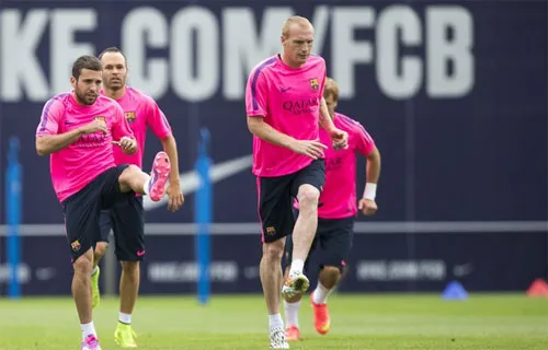 Mathieu (trái) chứng kiến trọn vẹn khoảnh khắc tranh cãi giữa Messi với Enrique trên sân tập. Ảnh:FCB. Mathieu-4173-1422594403.jpg