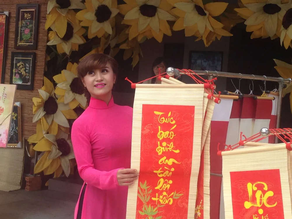 Người đẹp khoe sắc cùng hoa tết Ất Mùi ảnh 14 Người đẹp khoe sắc cùng hoa tết Ất Mùi ảnh 14