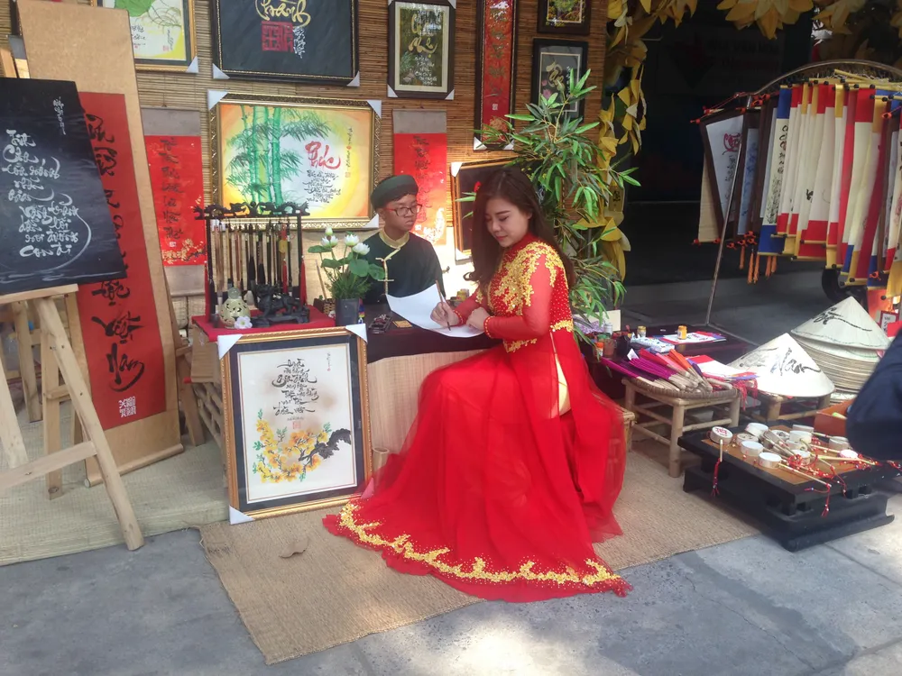 Người đẹp khoe sắc cùng hoa tết Ất Mùi ảnh 9 Người đẹp khoe sắc cùng hoa tết Ất Mùi ảnh 9