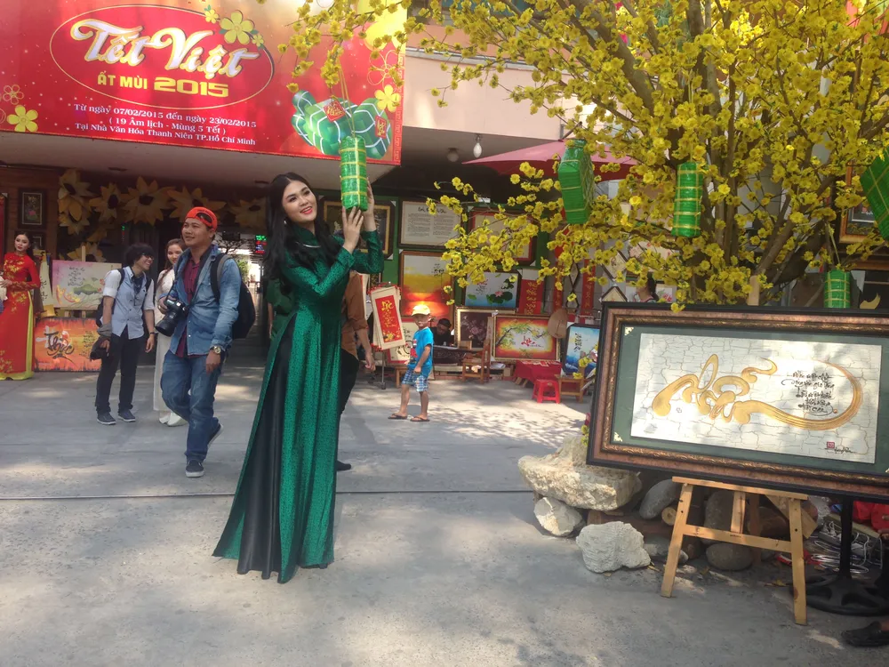 Người đẹp khoe sắc cùng hoa tết Ất Mùi ảnh 10 Người đẹp khoe sắc cùng hoa tết Ất Mùi ảnh 10