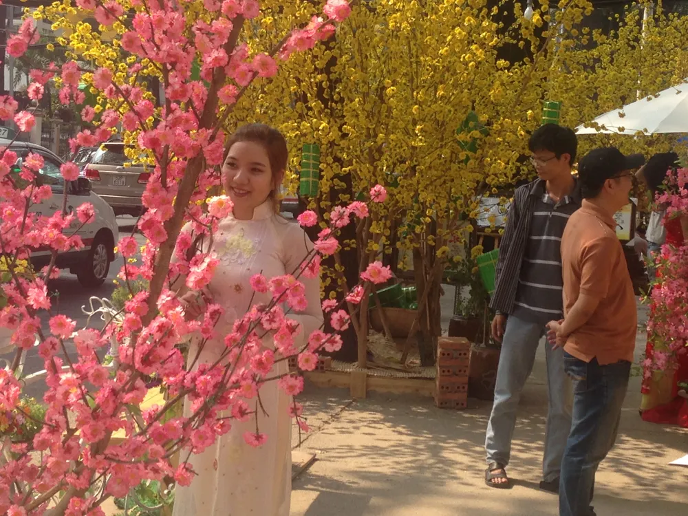Người đẹp khoe sắc cùng hoa tết Ất Mùi ảnh 7 Người đẹp khoe sắc cùng hoa tết Ất Mùi ảnh 7