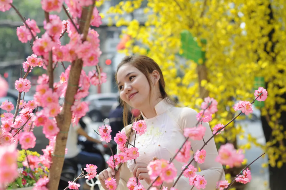 Người đẹp khoe sắc cùng hoa tết Ất Mùi ảnh 16 Người đẹp khoe sắc cùng hoa tết Ất Mùi ảnh 16