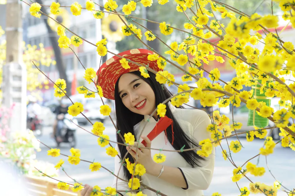 Người đẹp khoe sắc cùng hoa tết Ất Mùi ảnh 21 Người đẹp khoe sắc cùng hoa tết Ất Mùi ảnh 21