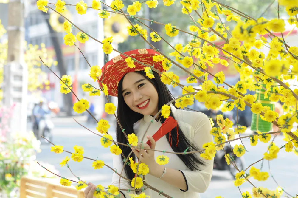 Người đẹp khoe sắc cùng hoa tết Ất Mùi ảnh 22 Người đẹp khoe sắc cùng hoa tết Ất Mùi ảnh 22