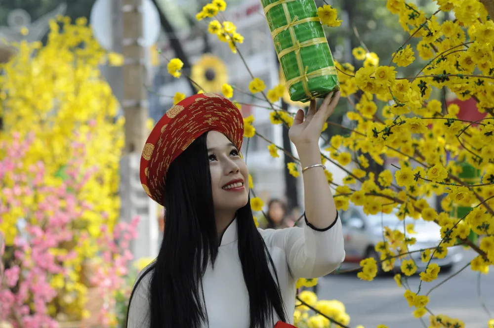 Người đẹp khoe sắc cùng hoa tết Ất Mùi ảnh 23 Người đẹp khoe sắc cùng hoa tết Ất Mùi ảnh 23