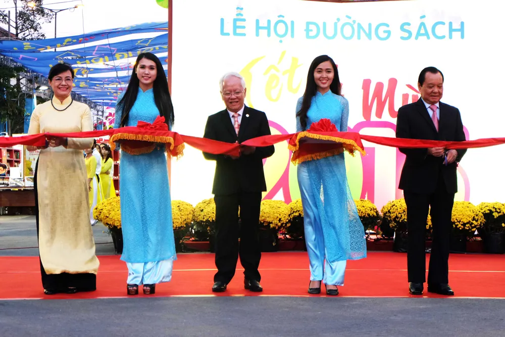 Sách quý 300 tuổi ở Đường sách TP.HCM ảnh 1 Sách quý 300 tuổi ở Đường sách TP.HCM ảnh 1