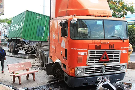 Container mất lái, húc nát dải phân cách trên quốc lộ ảnh 1 Container mất lái, húc nát dải phân cách trên quốc lộ ảnh 1