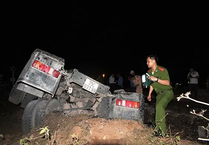 1 người chết, 4 người bị thương khi tàu hỏa bị ô tô cản đường ảnh 2