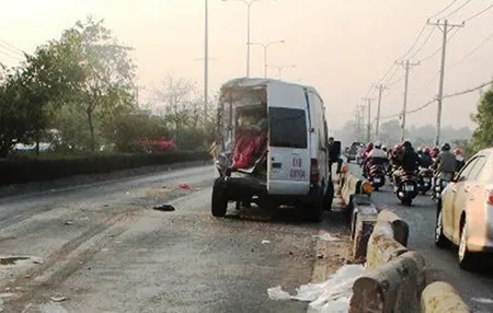 Dừng bên đường sửa xe, bất ngờ bị container lao tới tông chết ảnh 1