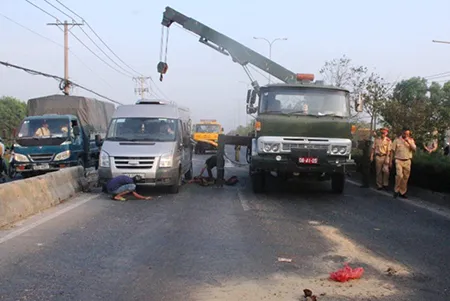 Dừng bên đường sửa xe, bất ngờ bị container lao tới tông chết ảnh 3