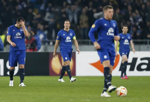 Cầu thủ Everton thất vọng sau trận thua đậm trên đất Ukraine. Ảnh: Reuters. tag-reuters-1-4656-1426802646.jpg