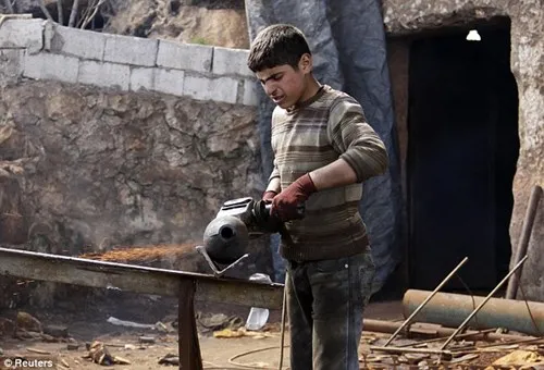 Xem quân nổi dậy Syria tự sản xuất vũ khí trong hang động ảnh 2