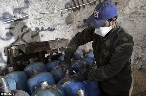 Xem quân nổi dậy Syria tự sản xuất vũ khí trong hang động ảnh 7