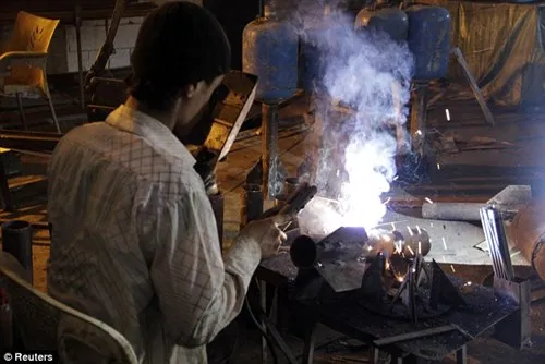 Xem quân nổi dậy Syria tự sản xuất vũ khí trong hang động ảnh 3