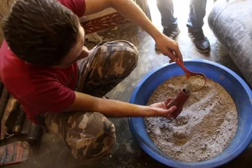 Xem quân nổi dậy Syria tự sản xuất vũ khí trong hang động ảnh 11 Xem quân nổi dậy Syria tự sản xuất vũ khí trong hang động ảnh 11