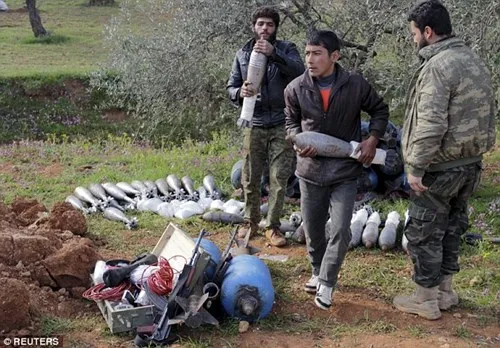 Xem quân nổi dậy Syria tự sản xuất vũ khí trong hang động ảnh 4