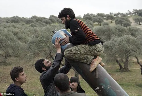 Xem quân nổi dậy Syria tự sản xuất vũ khí trong hang động ảnh 6