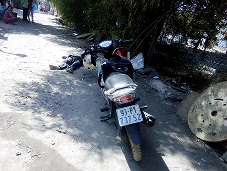 Hai thanh niên nằm bên vệ đường, nghi do sốc ma túy ảnh 1