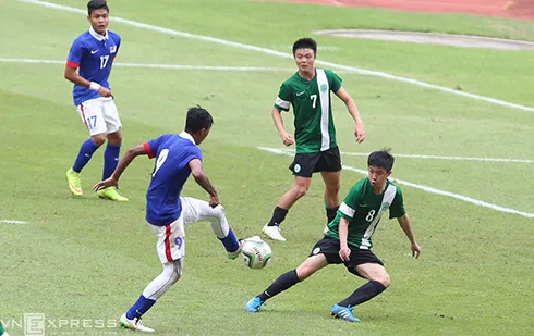 Các cầu thủ Olympic Macau (áo sọc) chơi phòng thủ là thử thách không nhỏ với Olympic Việt Nam. Ảnh:Đức Đồng. DONG0908-6469-1427734773.jpg