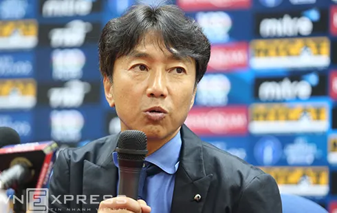 HLV Miura dành sự tôn trọng tối đa với Olympic Macau và yêu cầu các học trò phải tập trung, không được khinh thường đối thủ. Ảnh:Đức Đồng. MIURA-9-3044-1427734773.jpg