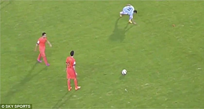 Cầu thủ ném… cỏ vào mặt sao Barcelona bị cấm thi đấu 1 trận ảnh 1