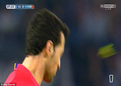 Cầu thủ ném… cỏ vào mặt sao Barcelona bị cấm thi đấu 1 trận ảnh 3