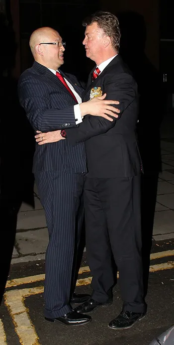 HLV Van Gaal chụp ảnh mừng chiến thắng cùng cầu thủ… Man City ảnh 7