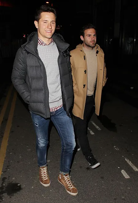 HLV Van Gaal chụp ảnh mừng chiến thắng cùng cầu thủ… Man City ảnh 8 HLV Van Gaal chụp ảnh mừng chiến thắng cùng cầu thủ… Man City ảnh 8