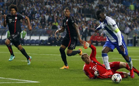 Martinez ghi bàn trong sự bất lực của Neuer và cặp trung vệ Boateng, Dante. Ảnh:Reuters. a-1698-1429146775.jpg