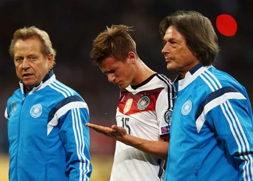 Muller-Wohlfahrt (phải) điều trị cho tuyển thủ Đức. Ảnh:Bongarts. 27A4FDBE00000578-3042596-image-1228-7835