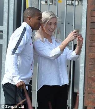 Đoàn quân M.U “căng thẳng” hành quân tới London ảnh 2