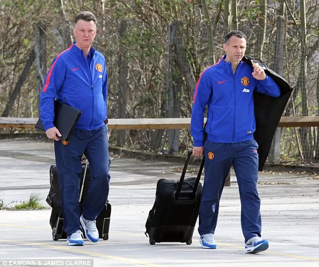 Đoàn quân M.U “căng thẳng” hành quân tới London ảnh 4