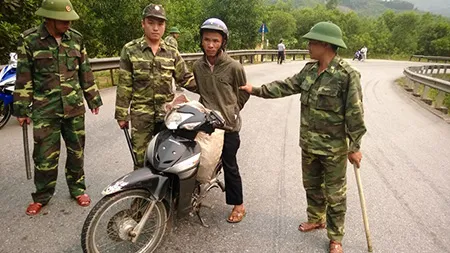 Bắt giữ đối tượng vận chuyển 34kg thuốc nổ qua biên giới ảnh 1