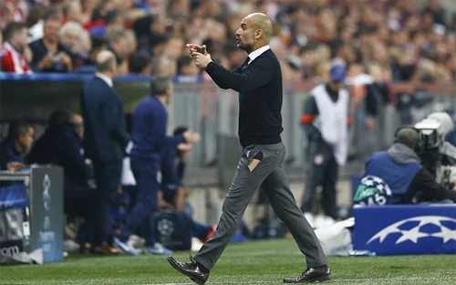 Guardiola bình thản chỉ đạo cả trận, mặc kệ chiếc quần rách. Ảnh:AP. Pep-2-5572-1429667053.jpg