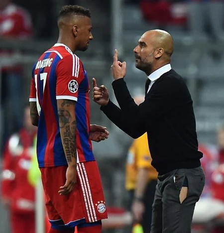 Sự cố hi hữu xảy ra trong lúc Pep Guardiola còn đang mải mê theo dõi diễn biến trên sân Allianz Arena và chỉ đạo các học trò. Ảnh:AFP. Pep-7449-1429667053.jpg