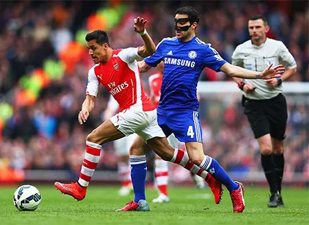 Fabregas (áo xanh) lần đầu trở lại Emirates