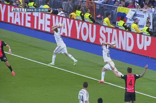 Hai cầu thủ Real Madrid cùng sốt sắng ném biên ở phút 42