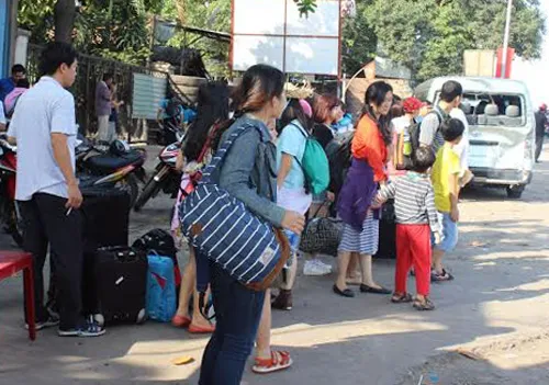 Nhiều người trên xe khách hốt hoảng, đón xe khác tiếp tục hành trình. Ảnh: An Nhơn