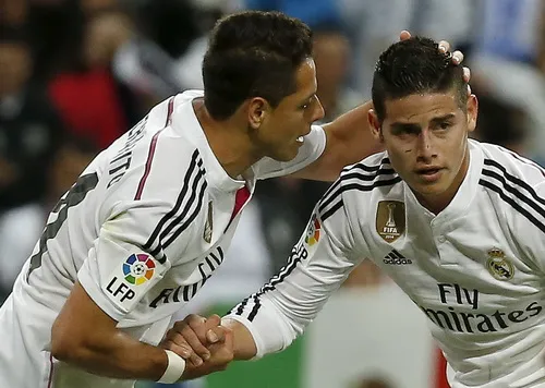 Chicharito chúc mừng James Rodriguez sau pha ghi bàn đẳng cấp