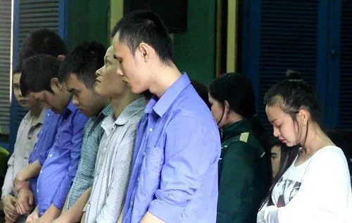 Bà cụ, 62 tuổi, 200 triệu, điện thoại Bà cụ, 62 tuổi, 200 triệu, điện thoại