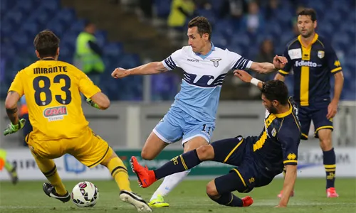 Thất bại đậm dưới tay Lazio (áo trắng xanh) chính thức đưa Parma xuống Serie B, có thể mở ra một giai đoạn hỗn mang trong lịch sử CLB giàu truyền thống này. Parma-2541-1430408654.jpg