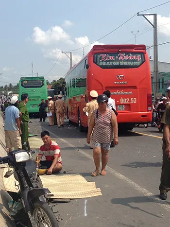 2 xe khách vượt ẩu trên cầu tông chết 4 người, 2 người trọng thương ảnh 1