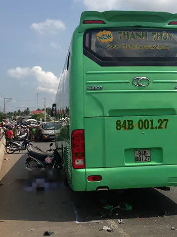 2 xe khách vượt ẩu trên cầu tông chết 4 người, 2 người trọng thương ảnh 3