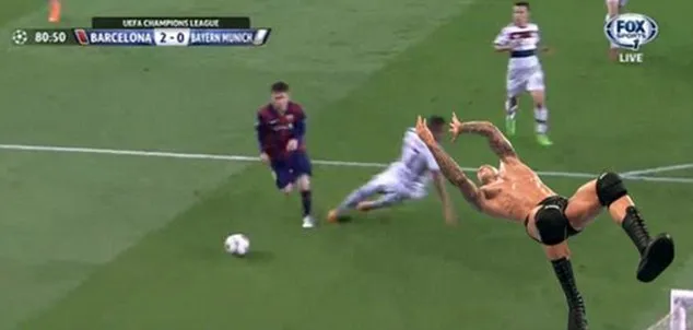 Ảnh chế hài hước pha qua người của Messi khiến Boateng trượt ngã ảnh 4